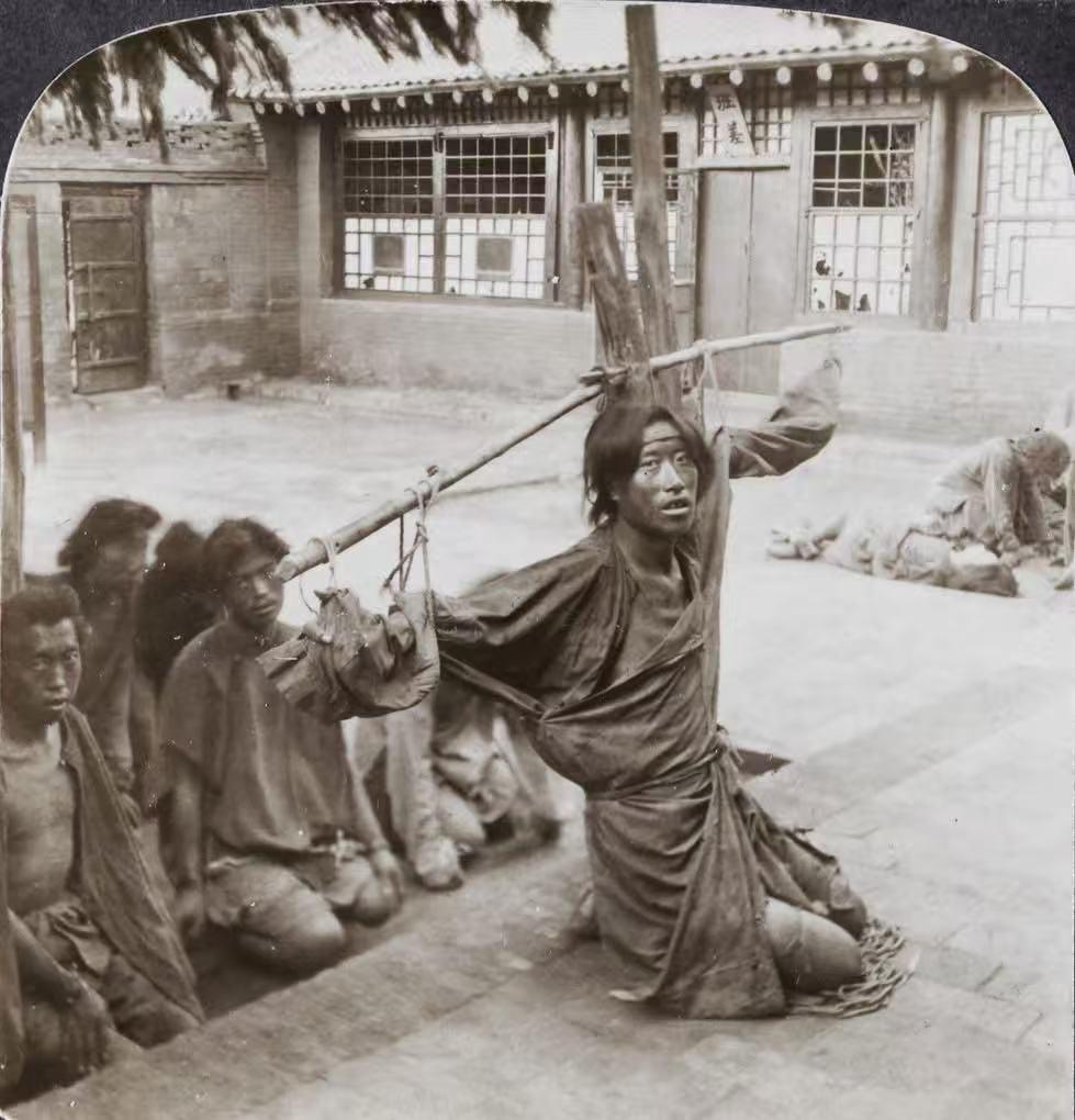 图：清末犯人被押解衙门的场景，这是简易木伽？

图二：应该是教会学校里的中国学生