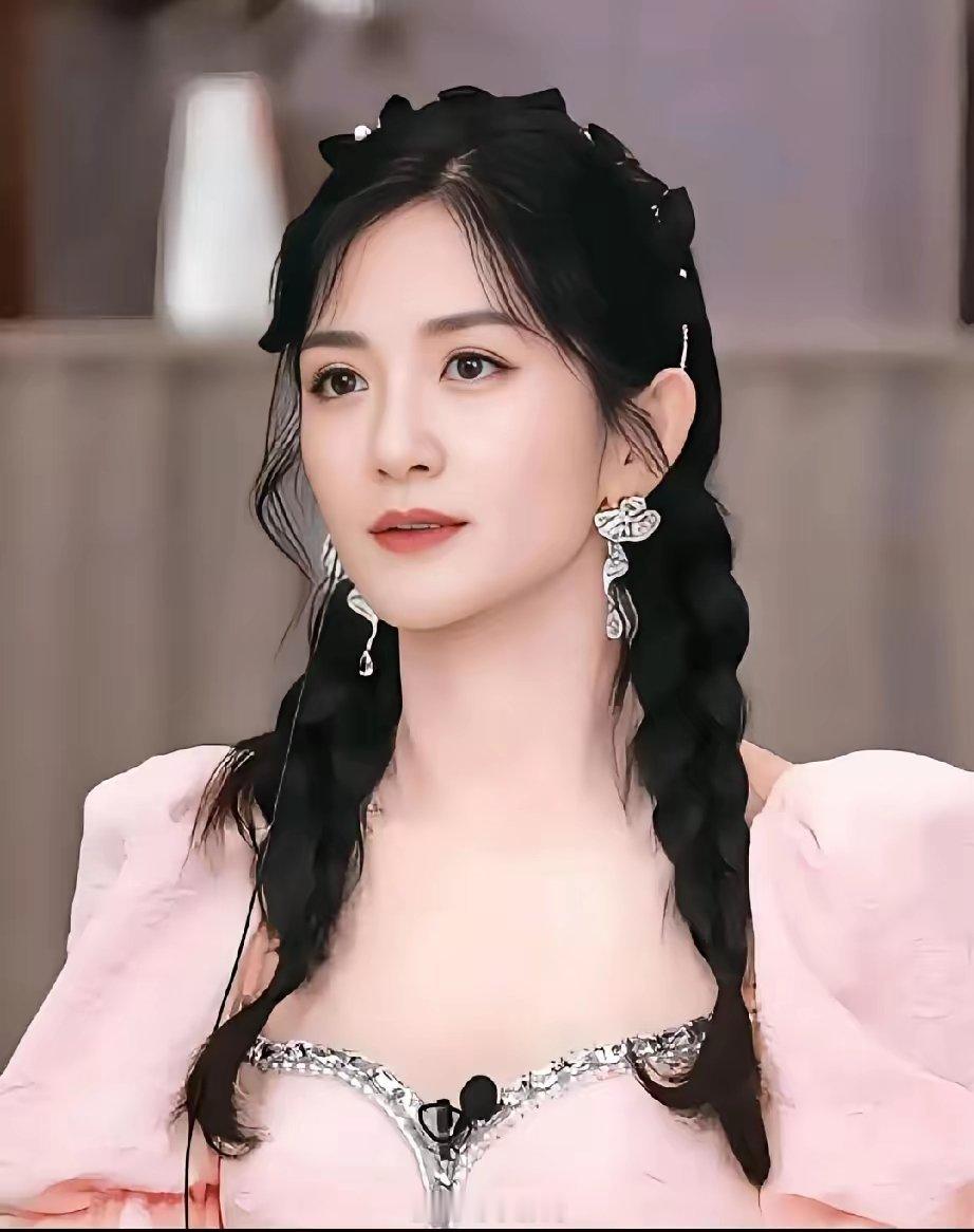 你可以说谢娜长相平平，也可以说她唱歌一般。但唯独有一点，你喷不了，那就是她真的拼