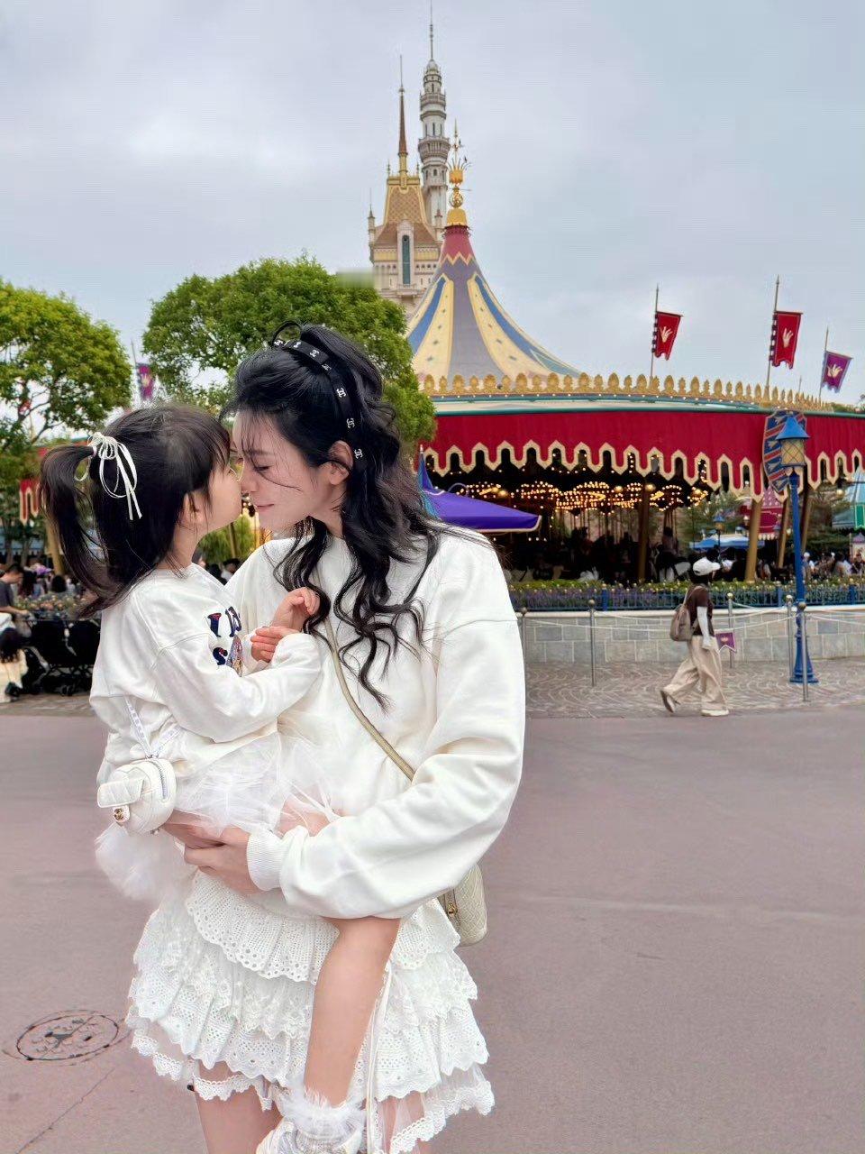 奚梦瑶女儿都这么大了奚梦瑶晒与女儿游玩照 奚梦瑶晒与女儿游玩照 ​​​