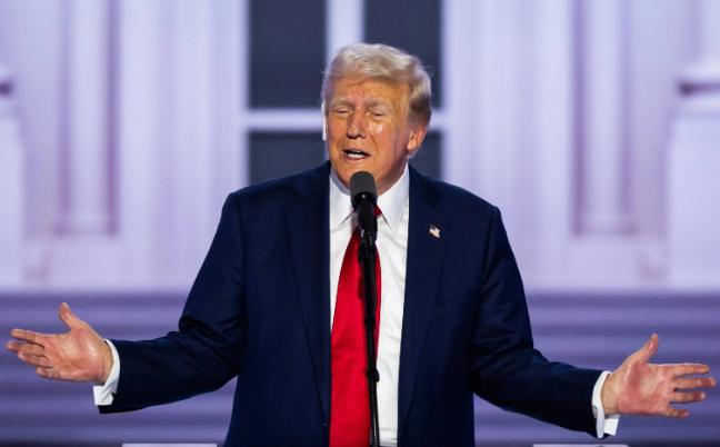 欧美这一轮激烈对抗，特朗普这么快就退缩了吗？说实在话，这家伙就是一个色厉内荏的怂