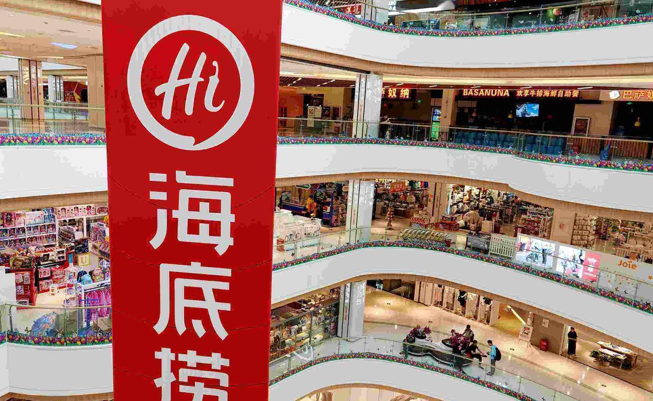 一直以服务质量高而著称的海底捞近段时间也频繁出现了负面新闻，先是被爆出高管可以凭