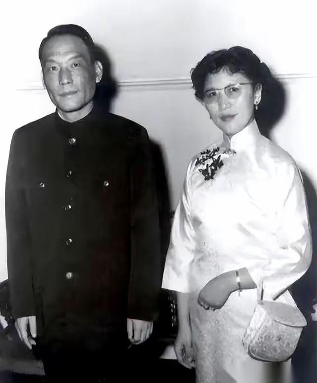 63岁，退休报告都批了，眼瞅着就要回家含饴弄孙了。
结果一个电话打过来，叶帅。老