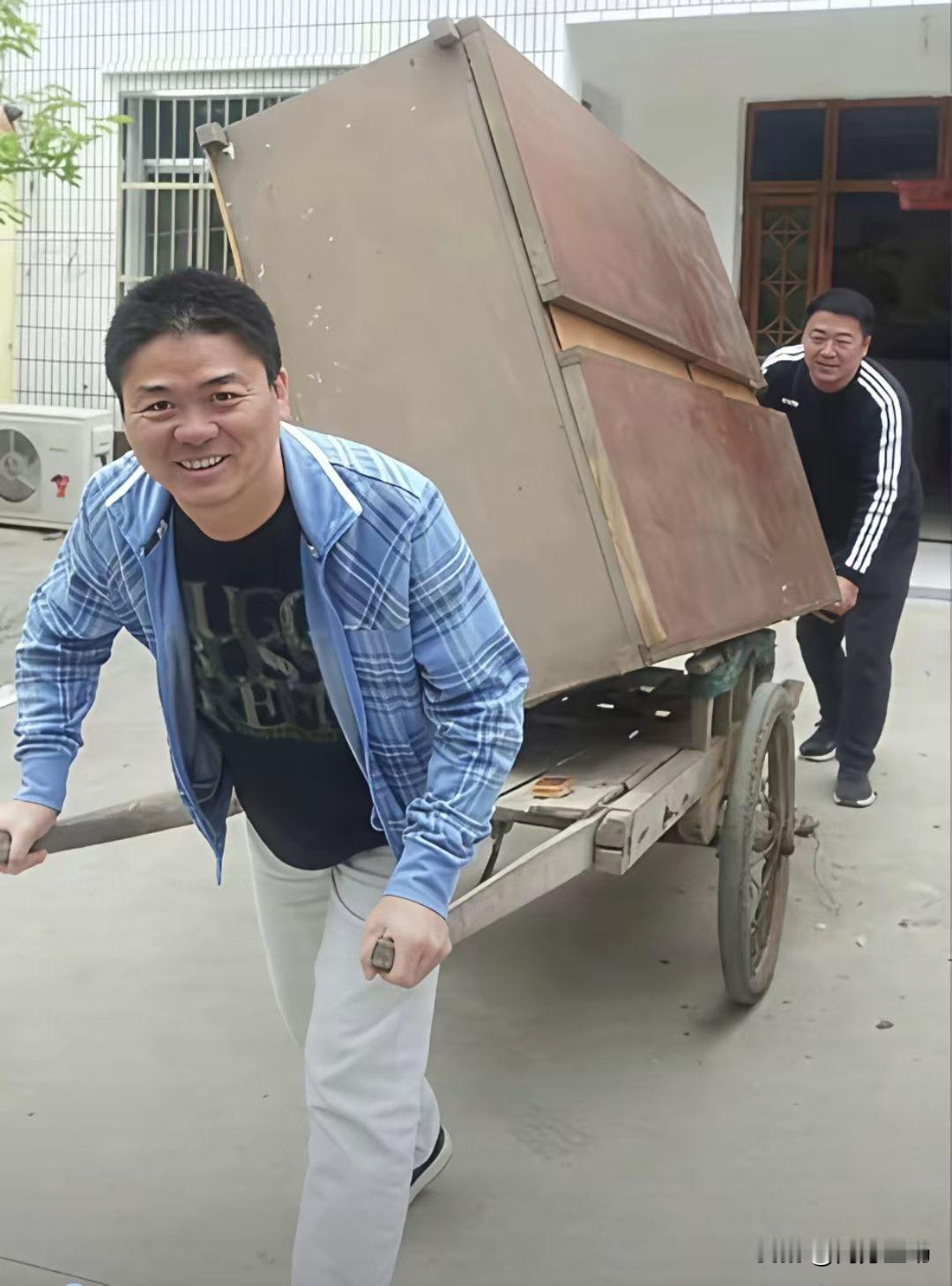 写微头条，啥是流量？说白了就是“名利”二字！你看人家随便发张刘强东拉货的照片，配