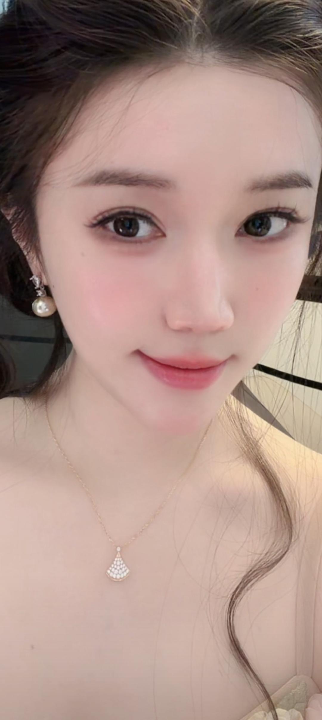 这姑娘看着真温柔漂亮！