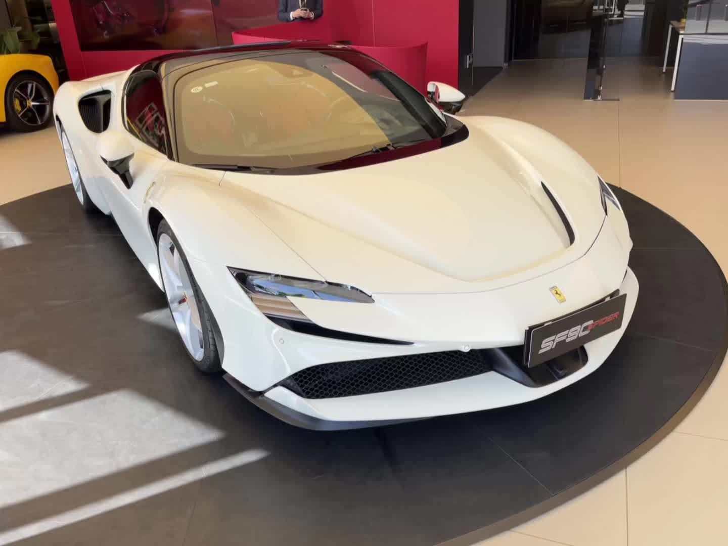 近距离观赏红色跃马法拉利sf90spider以及296gtb/gts。...
