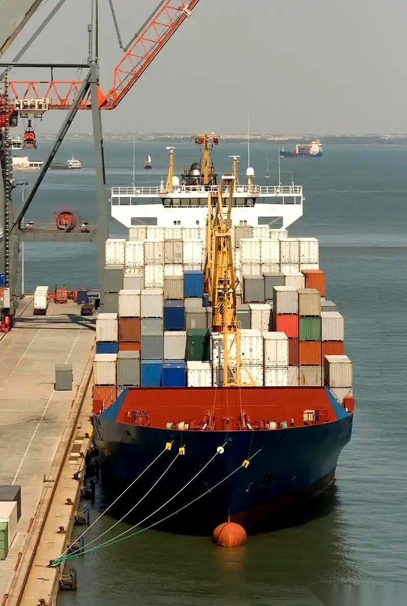 一艘挂着巴拿马旗的巨型货轮，缓缓驶向中国港口，海面风平浪静，没有任何异常情况。