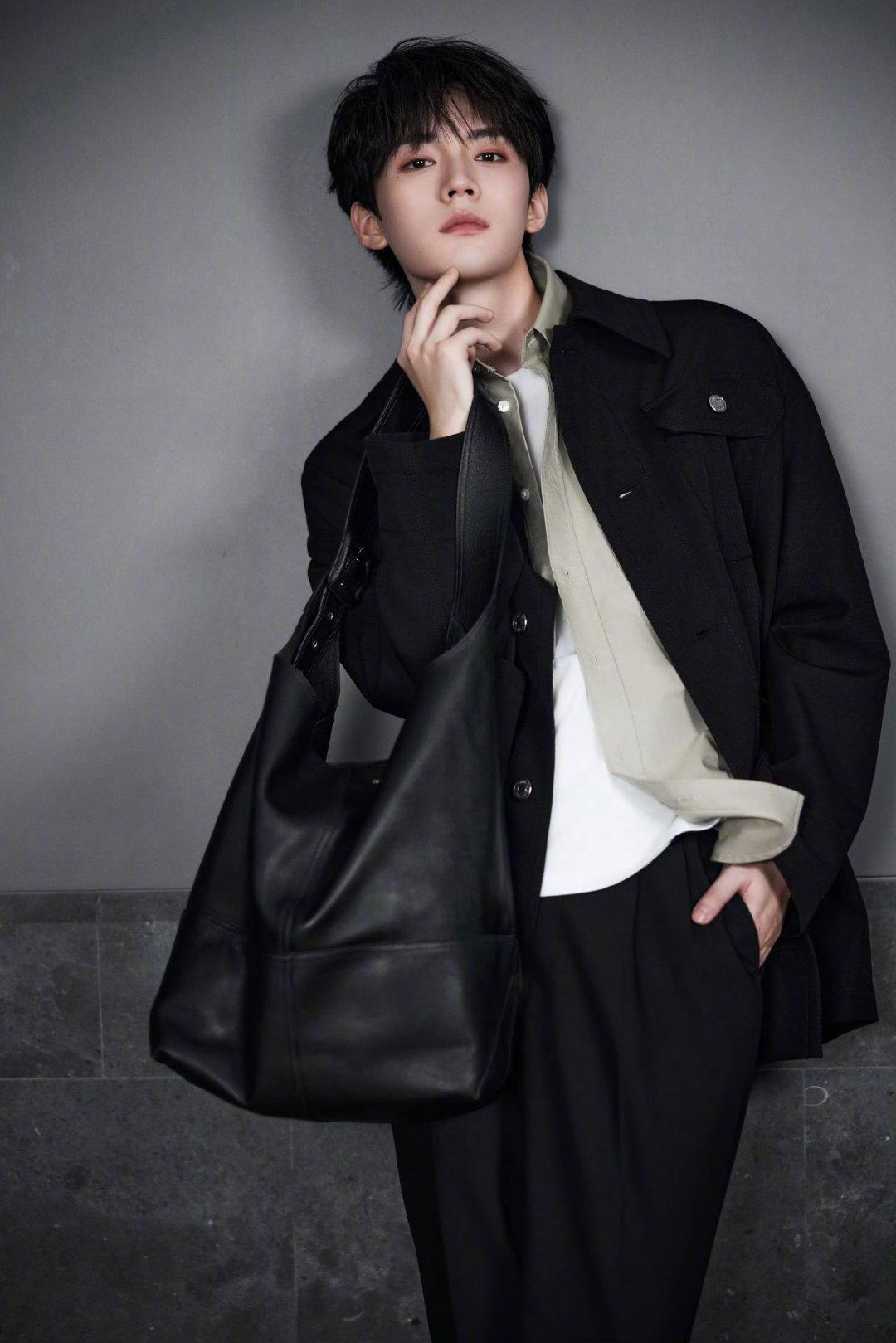 周翊然出发巴黎时装周周翊然 学长你太美好了 出发巴黎时装周，简约黑衣搭配白T，妥