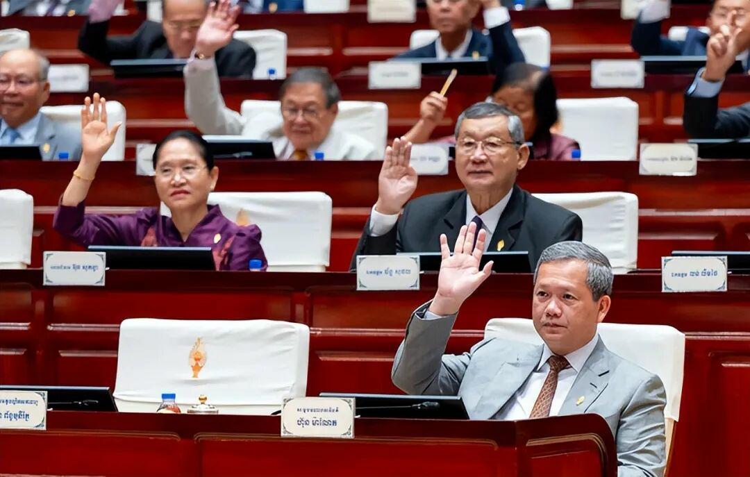 洪玛奈怎么老成这样子了，头发都花白了。他爹洪森亲王还满头黑发呢。