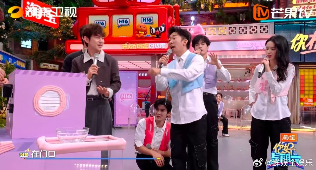 翟潇闻不语只是一味地捡球翟潇闻后槽牙都要咬碎了你好星期六 恐怖箱挑战现场，翟潇闻