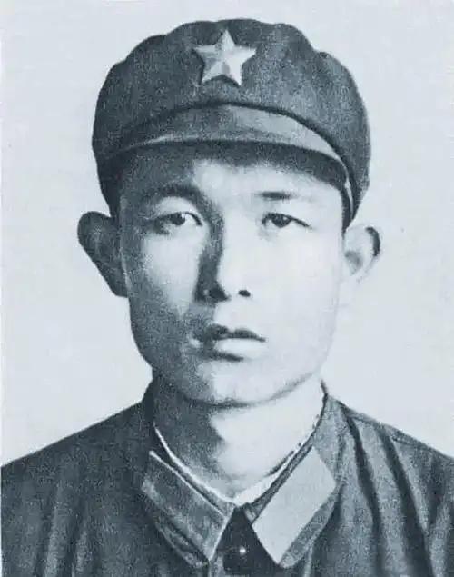 杨松坚在对越自卫反击战中表现英勇，成为著名的战斗英雄，他不仅消灭敌人五个火力点，