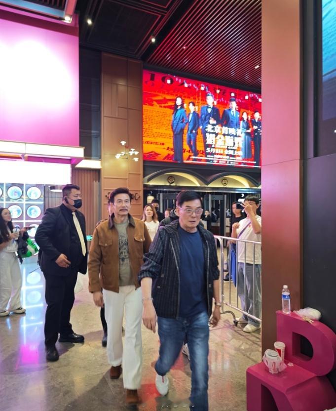 TVB老戏骨李国麟刚提了小鹏X9，就拉上好友李子雄去看新电影首映，还爆料说香港明