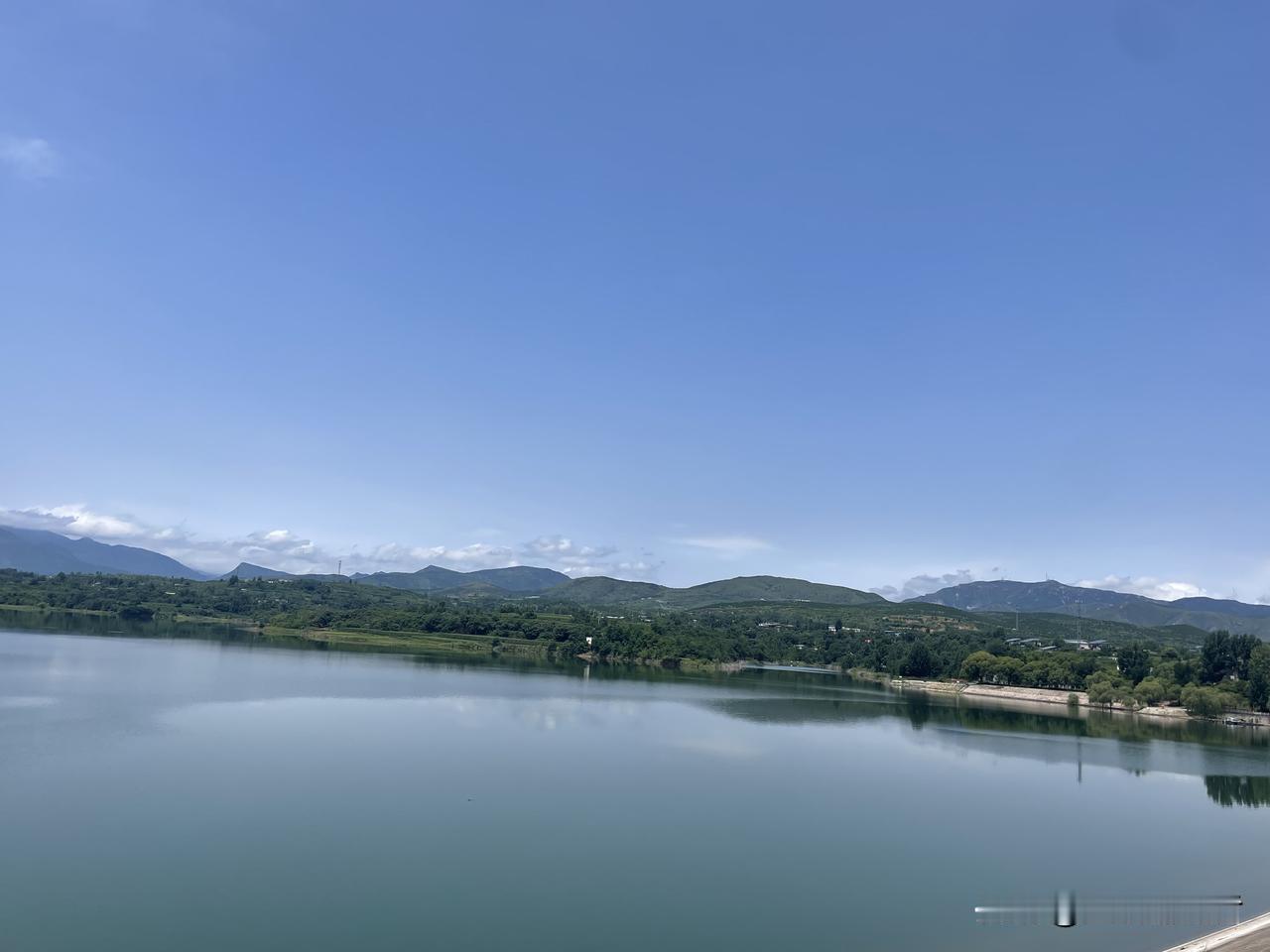 远山静水，才是普通人心里最想要的归宿

奔波在日复一日的忙碌里，看多了城市拥挤的