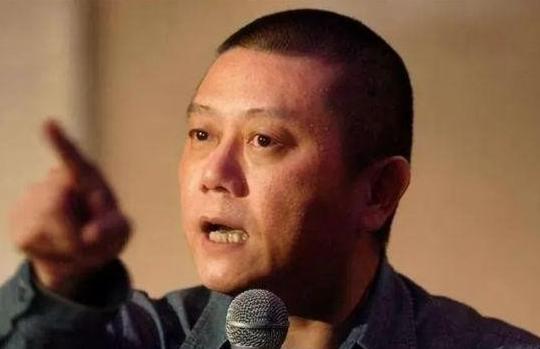 王朔曾说：台湾就那么大个岛，真没必要动刀动枪，把海峡划成管控区，天上设个禁飞区，
