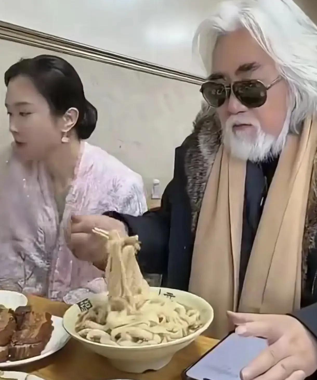 都说当导演有钱，张纪中导演生活也不咋地，和夫人杜星霖一起吃面

刷到张纪中导演的