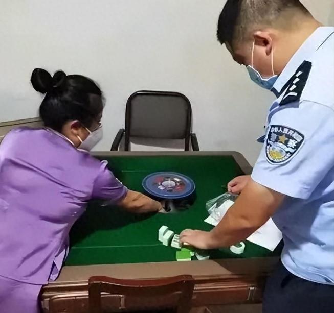 “权力的任性？”广东，一对夫妻开了家棋牌室，8张麻将桌，按顾客每自摸一次，收费1