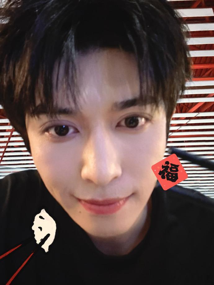 赵小童多喜乐常安宁小年快乐  赵小童祝大家多喜乐常安宁小年快乐，赵小童小年快乐啊