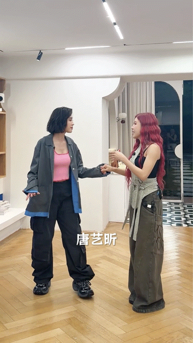 庄法教唐艺昕cos环球小姐看见这个画面也是被萌到了，你别说两个人神态和气质也是拿