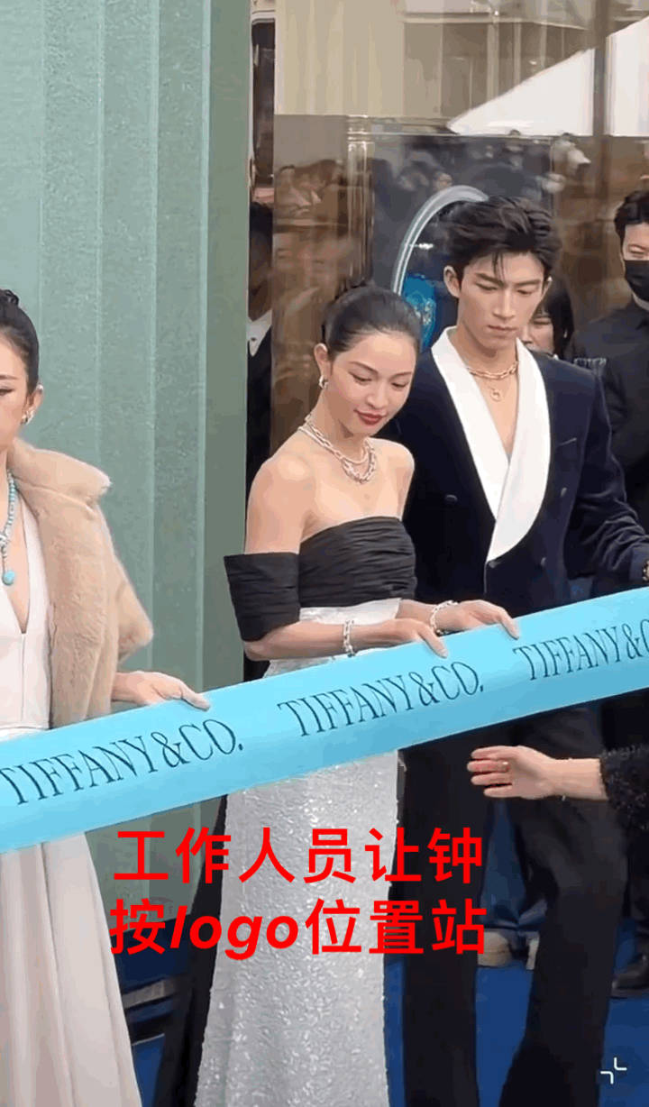 工作人员安排的位置，钟楚曦站在右二没动过，完全wwzz 