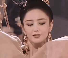 美目盼兮，顾盼生辉，佟丽娅不仅长的好看，舞跳的也好，美的夺目，媚而不俗。
佟丽娅