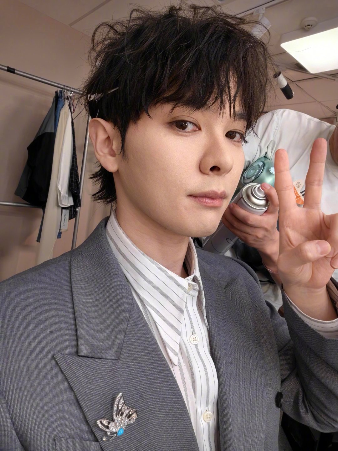 尤长靖在歌手现场祝福高考学子尤长靖高考祝福尤长靖化妆间看到了熟悉的卜卜！！！今晚