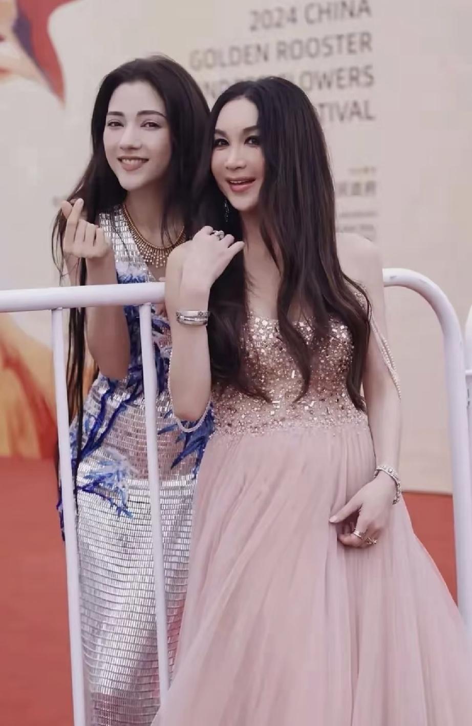 两代妲己相遇，风情各不同。
娜然妖娆冷艳让人迷；温碧霞妩媚俏丽有魅力。
一个正值