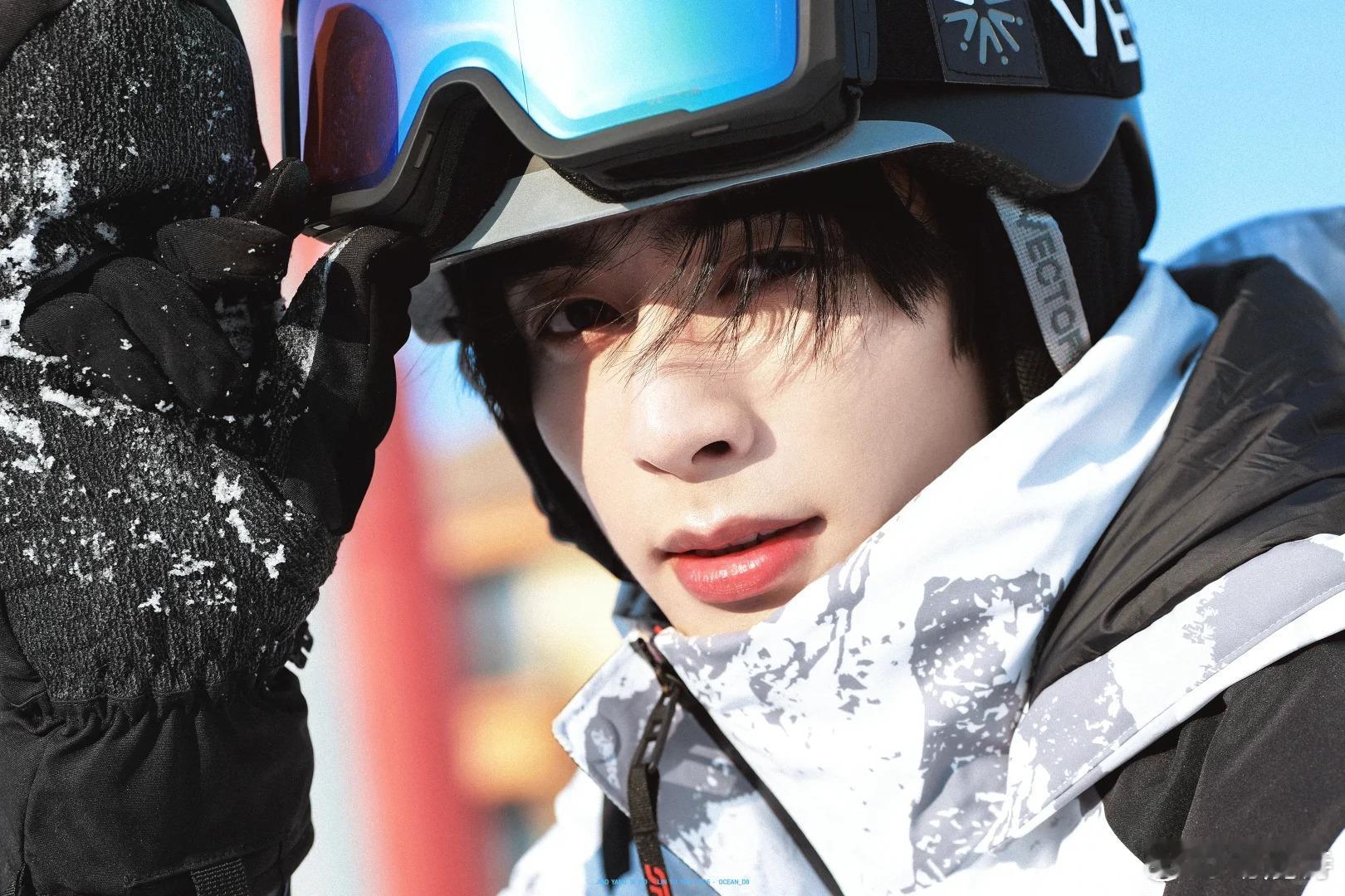 宋威龙飞机上陪看骄阳似我 谁还没被宋威龙在飞机上陪看《骄阳似我》的举动戳到啊！隔