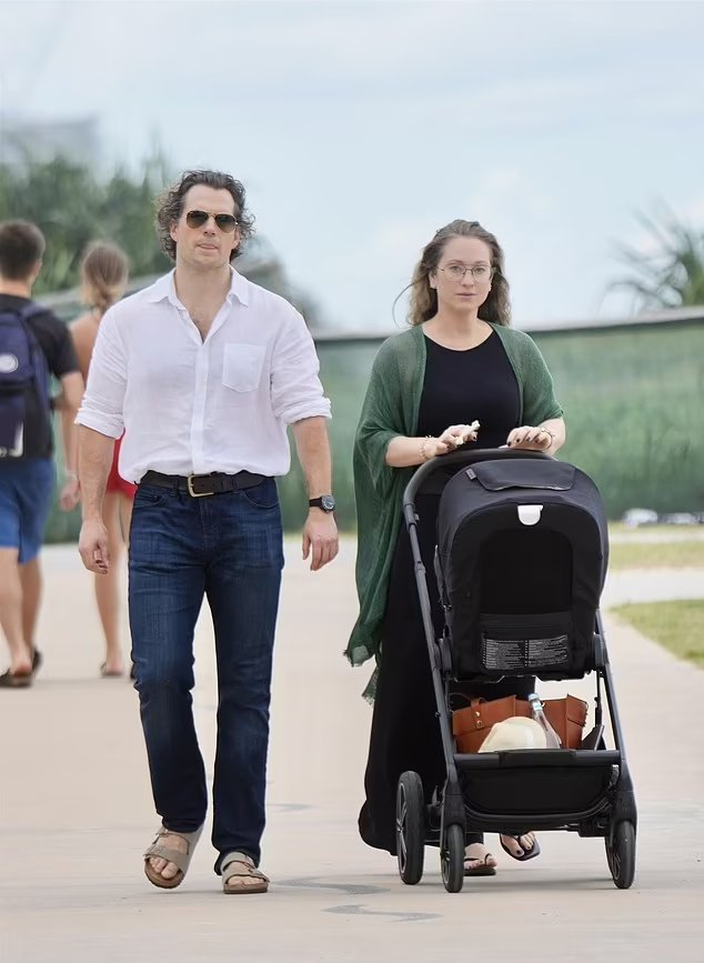 亨利卡维尔当爸 Henry Cavill 和 Natalie Viscuso 被