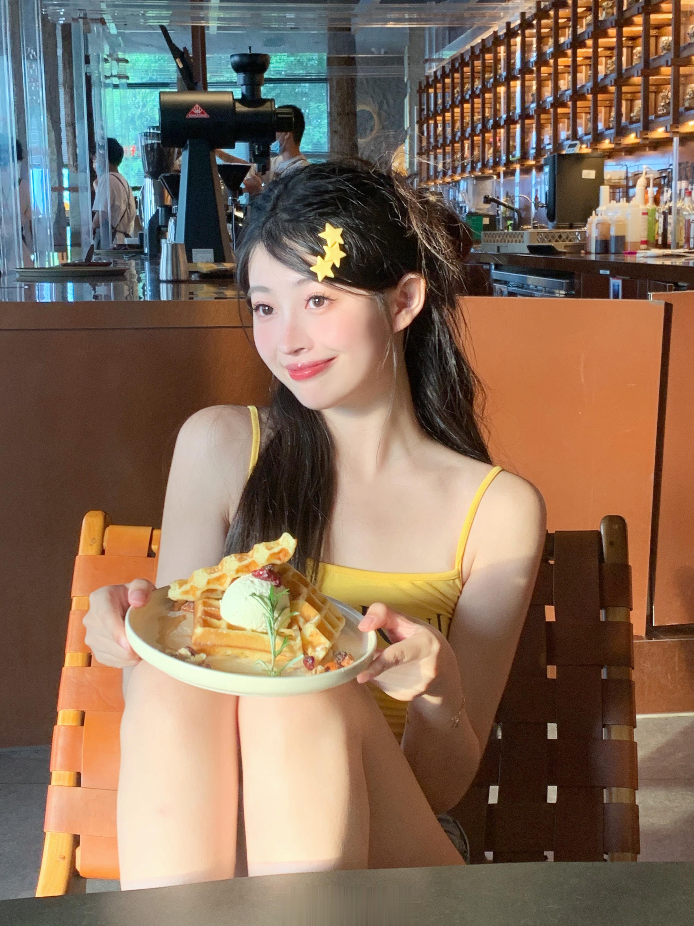 看起来在喝咖啡实际上我好急[泪]马上就要交毕业论文了我还有一万个字没写 但是这个