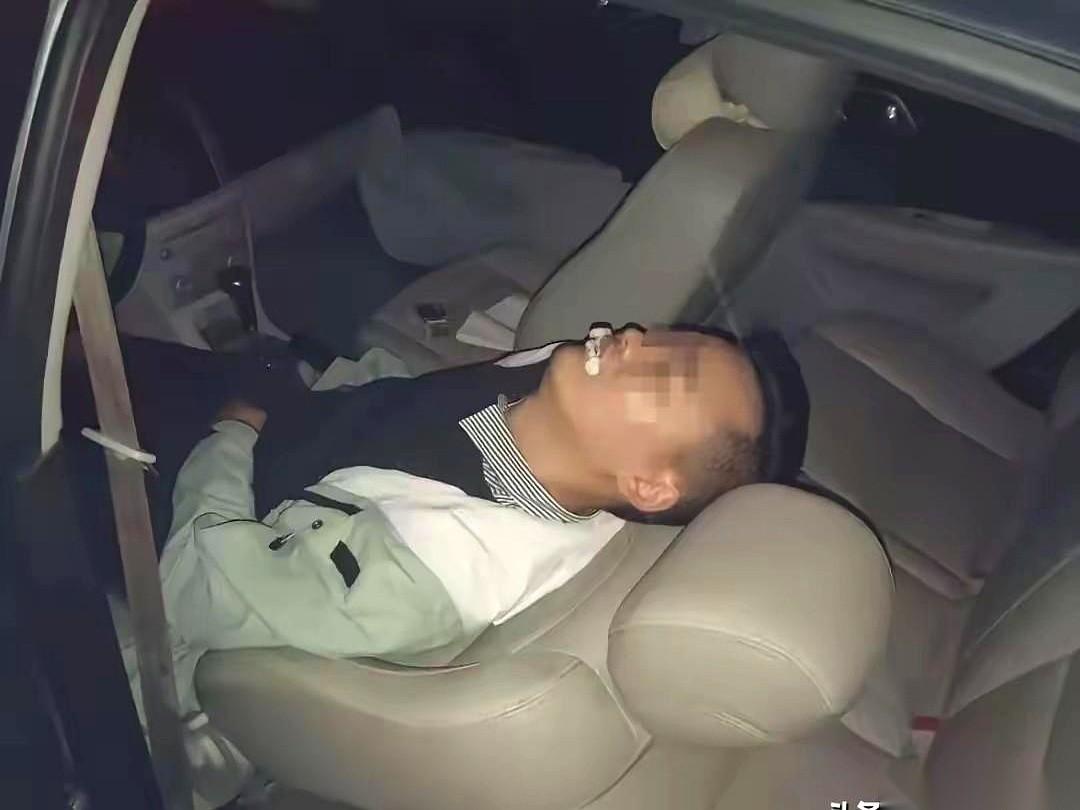 浙江东阳，一个33岁的男人，把车停在了母亲的墓边，没再下来。
他走后，家里的电话