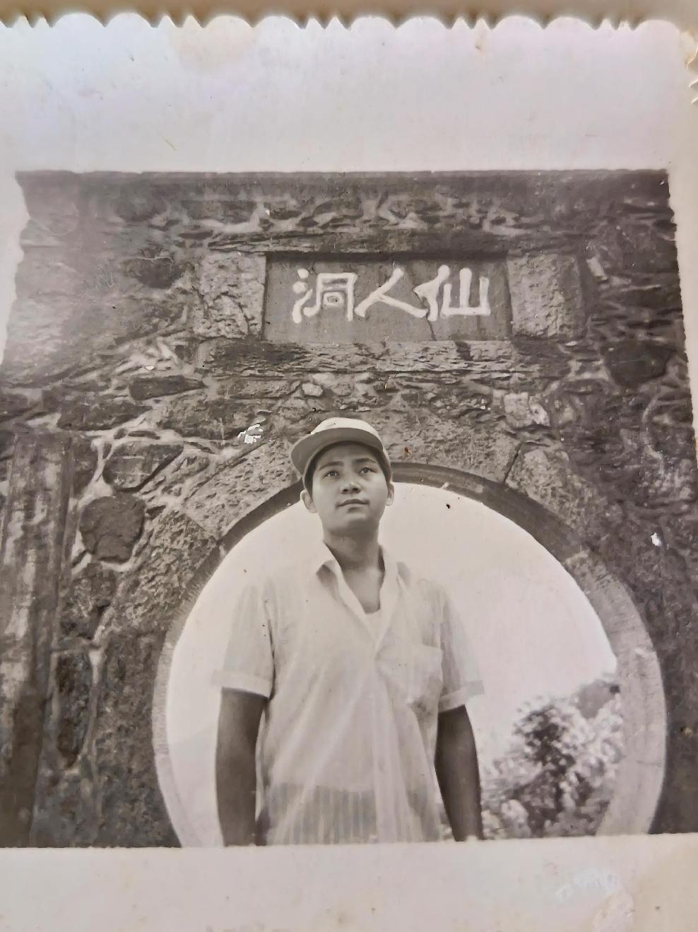 今天早上，无意间在一本杂志里翻到了一张照片。

发黄了，还有一些霉点。拿着手上看