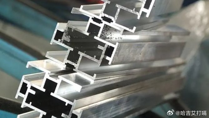 凤凰新闻【霍尔木兹断航下一个受害者：全球顶级铝厂减产19%】据彭博社报道，伦敦金