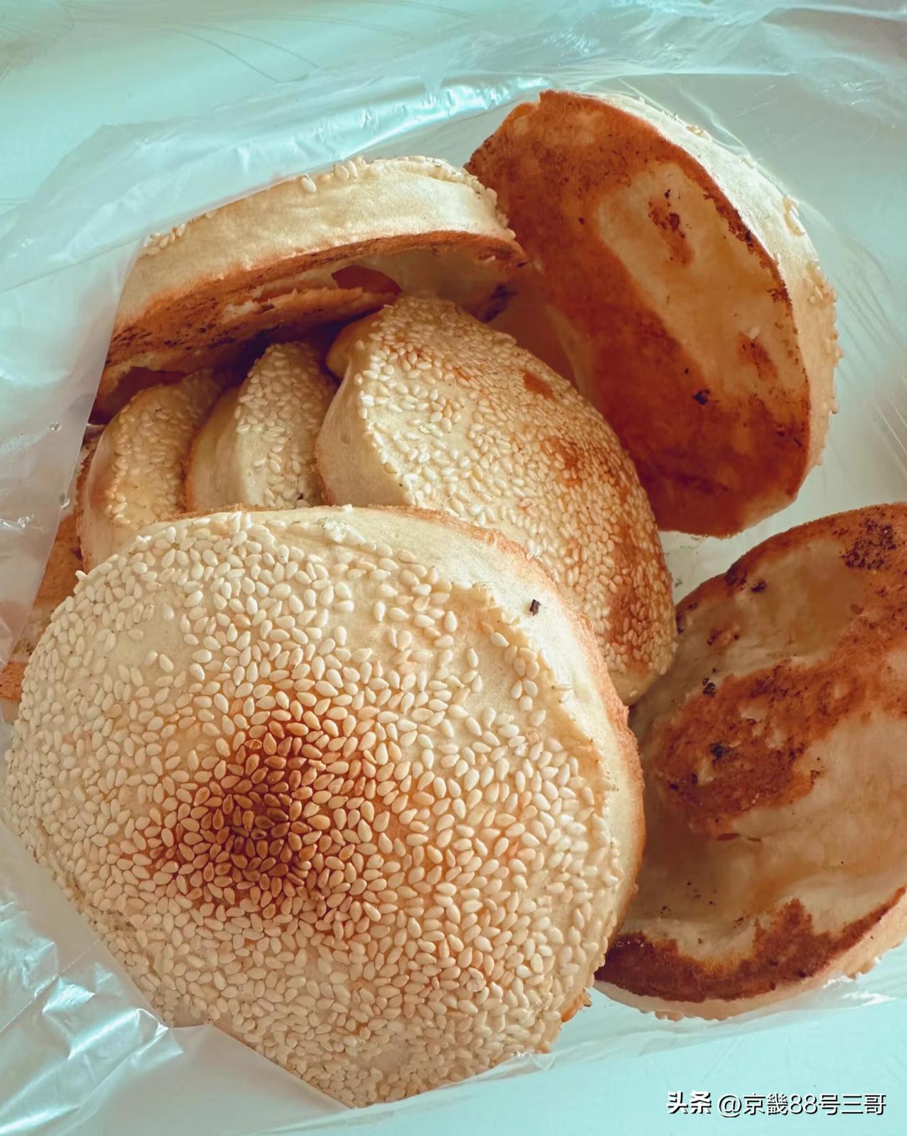 屏幕前的各位看官，
你吃过这种烧饼吗？
你在哪里买过？
许多人推荐吃这种烧饼夹肉