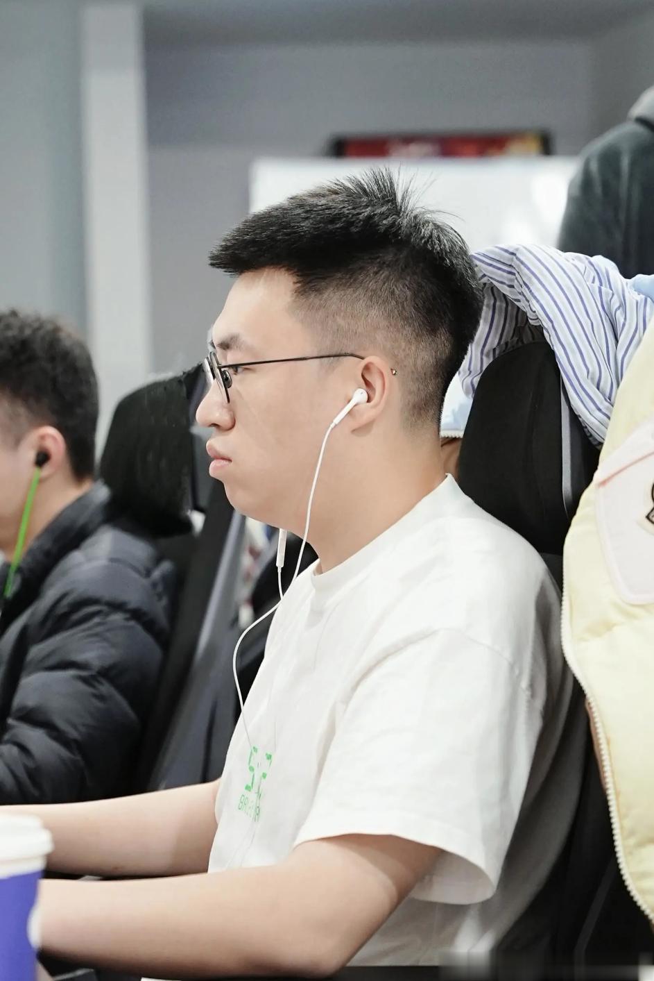 WBG官方分享选手照片表示：全员到齐啦，迅速投入训练中！WBG这次照片表示全员就