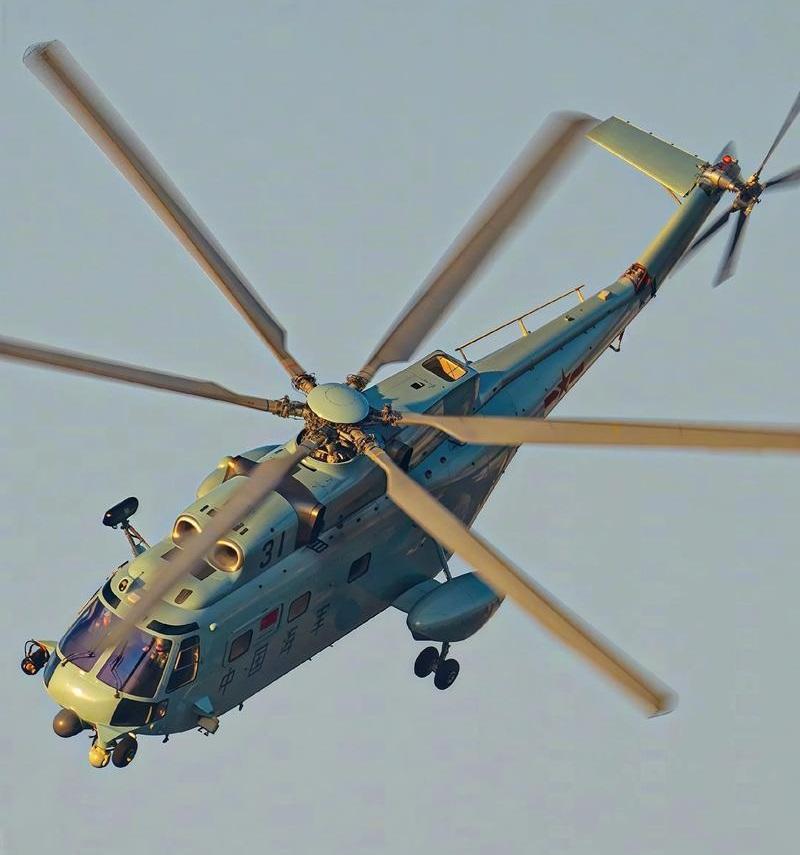 海军的直八搜救直升机少见背部俯视照片。作为搜救直升机，吊车、探照灯、光电探头、无