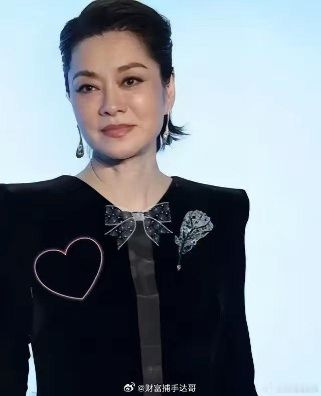 歌手总决赛毛阿敏第一次来歌手被毛阿敏的人格魅力折服，首次亮相歌手总决赛，发言共情