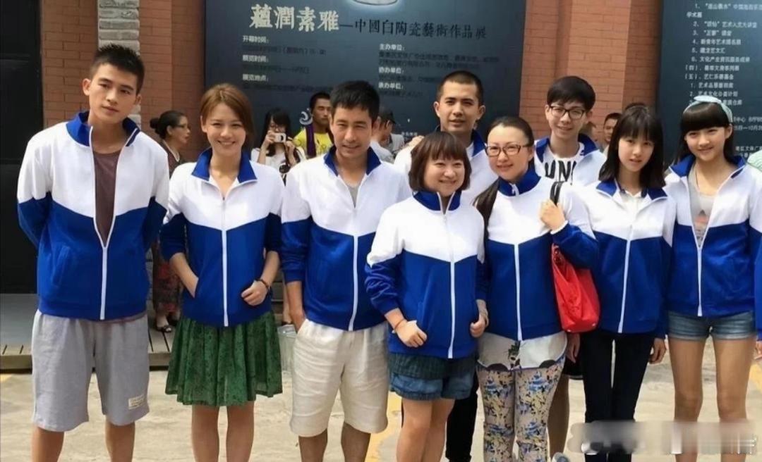 我的天，右边第一个是关晓彤吗？欧豪确实帅啊马思纯确实很美啊！ 