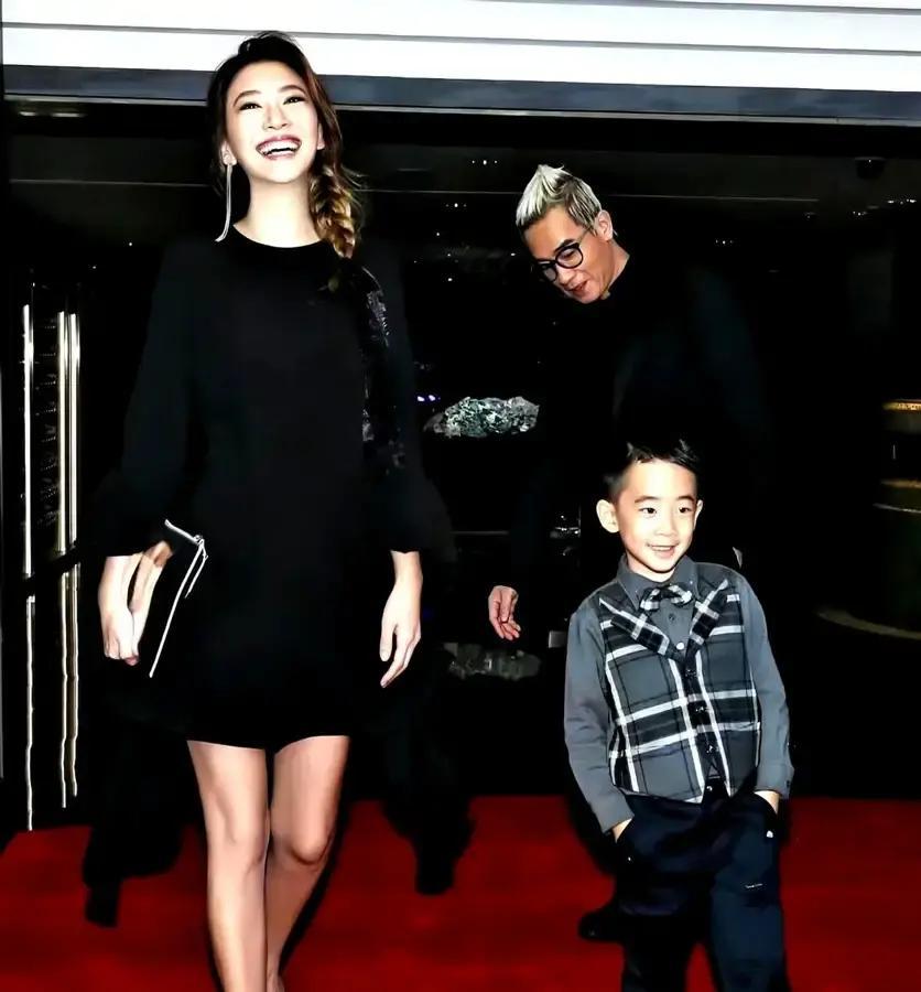 陈小春身份证上的名字正式改成陈泰铨。

港媒晒出新证截图，照片还是那张，出生日期