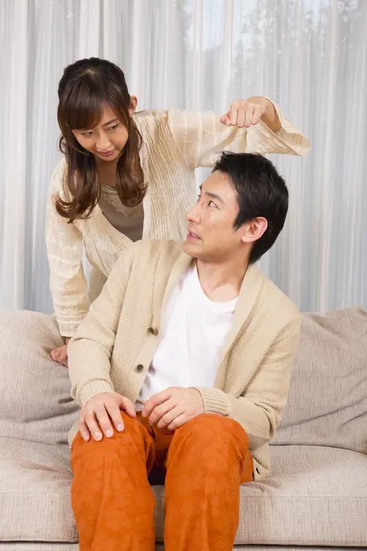 年轻时，别人多看他老婆一眼，他都虎视眈眈。他去世后，有几个贼心不死的丧偶老头，时