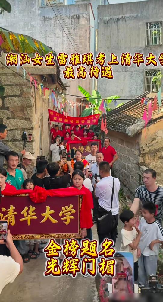 七月那场全代会，有个镜头很有意思。

我刚入社会那会特别瞧不上这种事，觉得摆明了