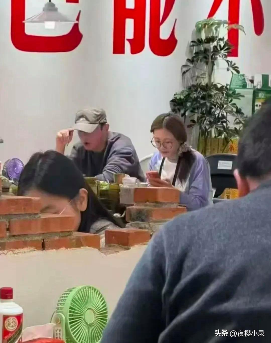 郑恺和苗苗在上海一件小餐厅里吃饭，老夫老妻的适配感，好松弛啊！[赞][赞]