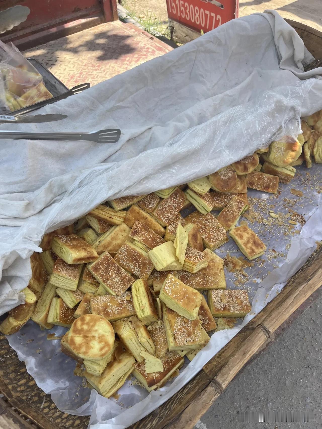 还有人知道这个饼嘛今天去我们集上突然看到这个饼  现在都没有见过了 小时候吃过 