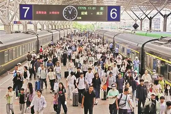 【暑运前三天 全国铁路累计发送旅客超3800万人次】国铁微闻铁路暑运自7月1日启