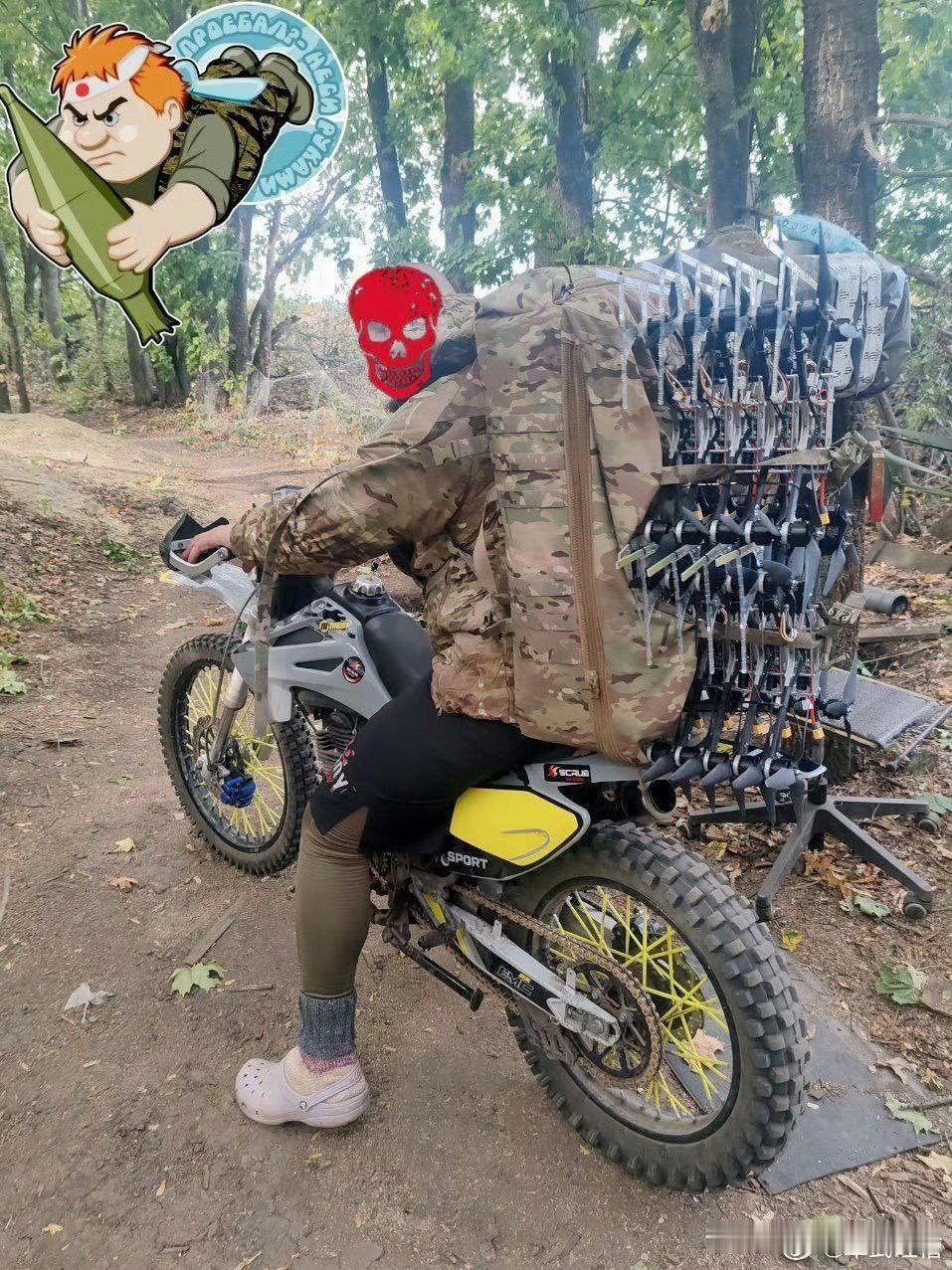 以前打仗运弹药枪支，现在打仗运无人机
一名俄罗斯士兵骑着摩托车穿越森林往前线运补