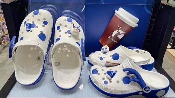 曾经火到满街都是的洞洞鞋Crocs，现在也开始卖不动了。



最近它跟联名狂魔