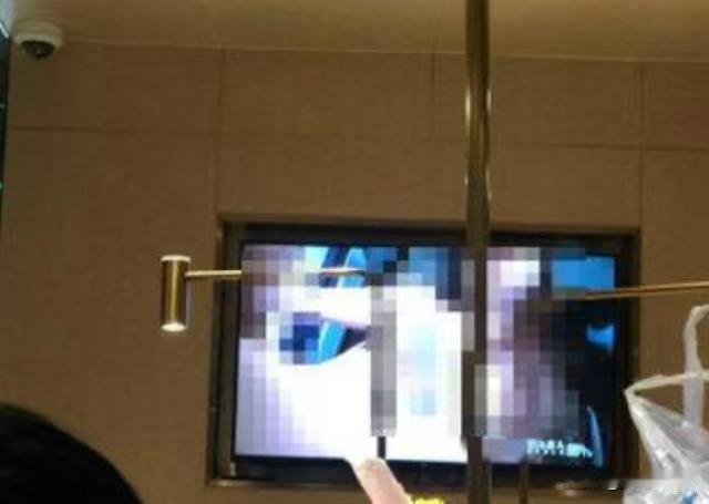 上海，女子带着孩子去酒店开房，办理入住后，孩子在看电视，画面却很不雅，孩子当时就