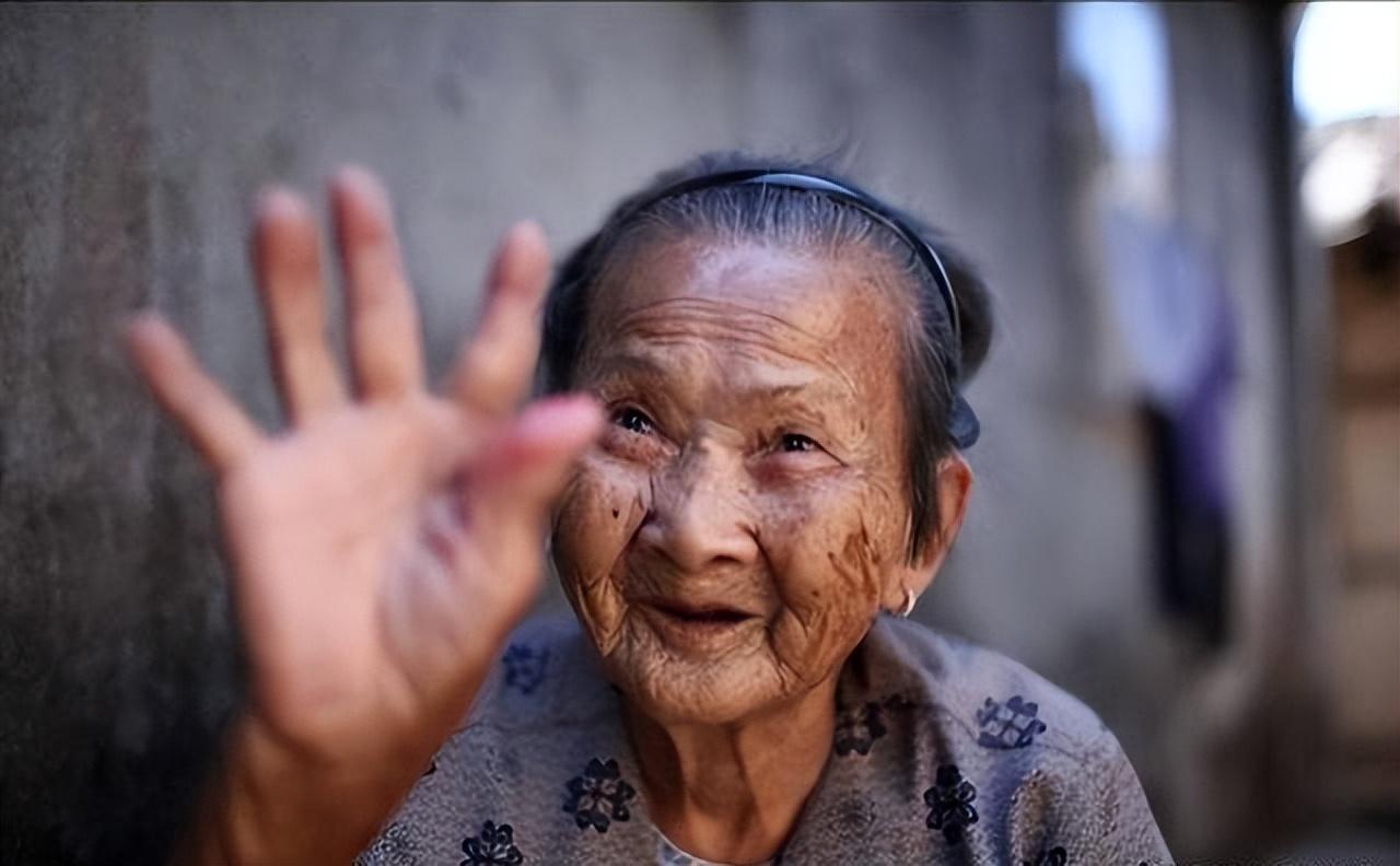 中国将迎来人口死亡高峰？22年1041万人去世，23年1110万，去年呢？
 