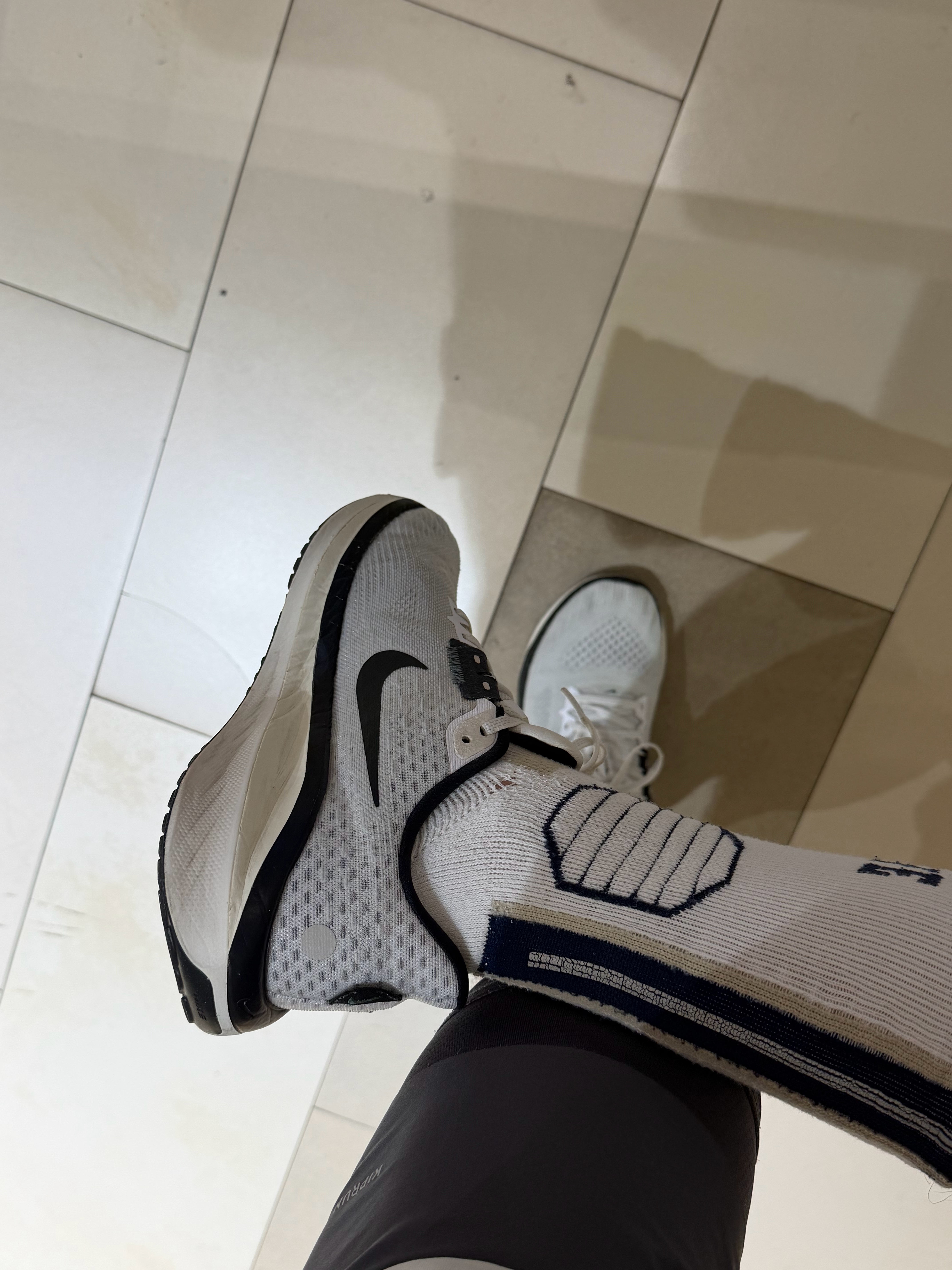 跑了会儿，七分配速家里领导刚给刷的鞋，干净的很想买双新鞋的，倒不是这个鞋不好，只