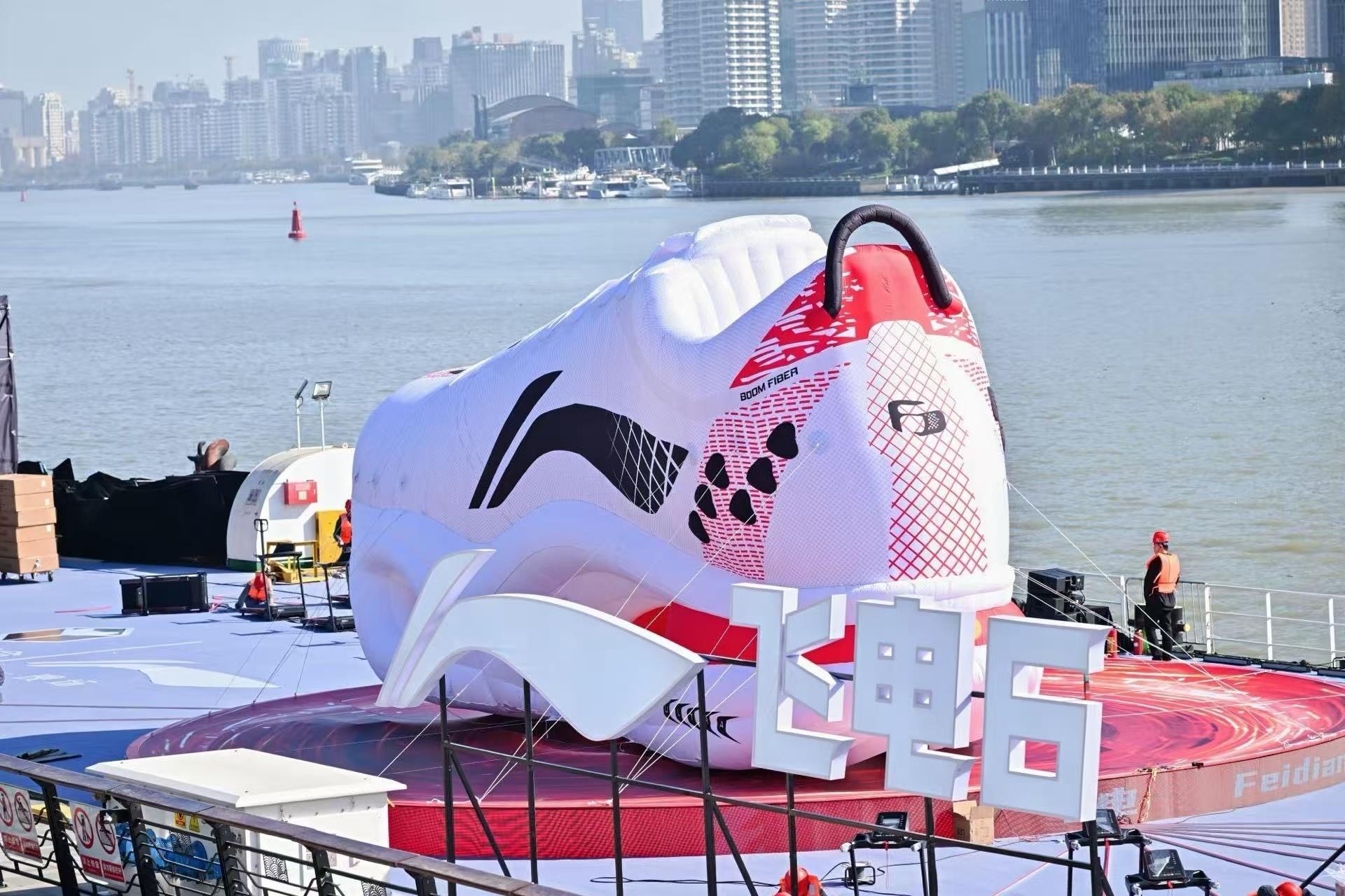 上海黄浦江惊现一只巨鞋与上海共前行，李宁用“北外滩巨鞋”诉说敬意。这独特装置是运
