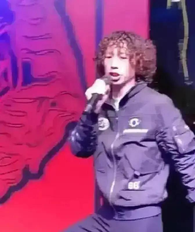 演出中断27分钟，庞麦郎被索赔
 
台下举着灯牌的观众还在喊“滑板鞋”，台上已经