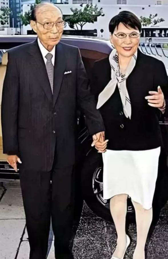 邵逸夫是个谜！他每年向国内捐 1 亿港币，2014 年邵逸夫去世，他死后 200